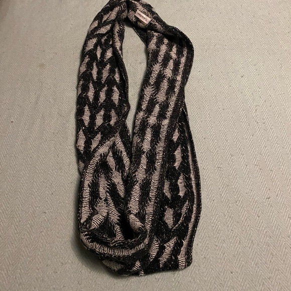 Calvin Klein infinity scarf black-and-white - Picture 4 of 4